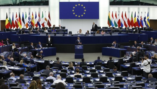 ЗА МАНДАТ ОД ПЕТ ГОДИНА ДО 3 МИЛИОНА ЕВРА: Бити европски посланик, за Италијане је као добитак на лутрији ЗА МАНДАТ ОД ПЕТ ГОДИНА ДО 3 МИЛИОНА ЕВРА: Бити европски посланик, за Италијане је као добитак на лутрији