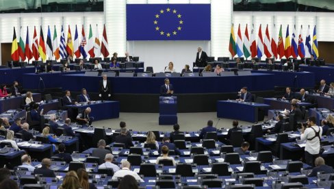ЗА МАНДАТ ОД ПЕТ ГОДИНА ДО 3 МИЛИОНА ЕВРА: Бити европски посланик, за Италијане је као добитак на лутрији ЗА МАНДАТ ОД ПЕТ ГОДИНА ДО 3 МИЛИОНА ЕВРА: Бити европски посланик, за Италијане је као добитак на лутрији