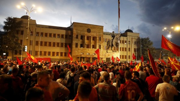 СОБРАЊЕ ОДЛУЧИЛО О ФРАНЦУСКОМ ПРЕДЛОГУ: Бурна реакција народа Северне Македоније после усвојених закључака СОБРАЊЕ ОДЛУЧИЛО О ФРАНЦУСКОМ ПРЕДЛОГУ: Бурна реакција народа Северне Македоније после усвојених закључака