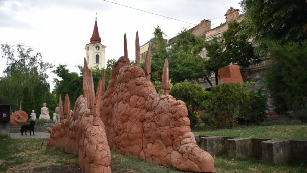 КОМУНИКАЦИЈА КИКИНДЕ СА СВЕТОМ: Свечано отворен 41. Симпозијум скулптуре „Терра“ (ФОТО) КОМУНИКАЦИЈА КИКИНДЕ СА СВЕТОМ: Свечано отворен 41. Симпозијум скулптуре „Терра“ (ФОТО)