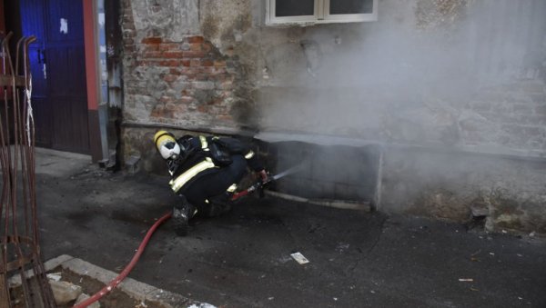 ПОЖАР У ДАЛМАТИНСКОЈ: Горео стан у сутерену, ватрогасци спасли дете (ФОТО) ПОЖАР У ДАЛМАТИНСКОЈ: Горео стан у сутерену, ватрогасци спасли дете (ФОТО)