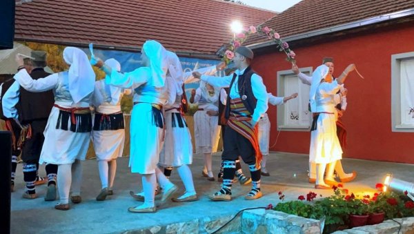 МУЗИЧКИ КАРАВАН У ГОРЊЕМ ВИДОВУ: Песма и игра у организацији Дома омладине и КУД Моравац МУЗИЧКИ КАРАВАН У ГОРЊЕМ ВИДОВУ: Песма и игра у организацији Дома омладине и КУД Моравац