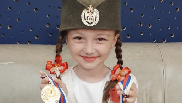 КАДА БИ СВИ ВОЛЕЛИ ОТАЏБИНУ КАО МАША: Седмогодишња девојчица из Ниша ниже награде рецитујући родољубиву поезију, зна више од хиљаду песама КАДА БИ СВИ ВОЛЕЛИ ОТАЏБИНУ КАО МАША: Седмогодишња девојчица из Ниша ниже награде рецитујући родољубиву поезију, зна више од хиљаду песама