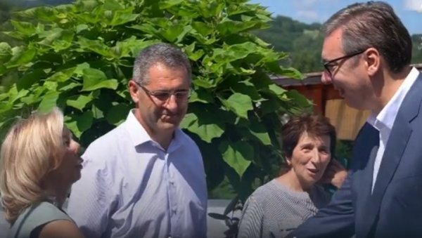 ВУЧИЋ УПУТИО СНАЖНУ ПОРУКУ ГРАЂАНИМА: “Брига о нашем народу је наш приоритет” (ВИДЕО) ВУЧИЋ УПУТИО СНАЖНУ ПОРУКУ ГРАЂАНИМА: “Брига о нашем народу је наш приоритет” (ВИДЕО)