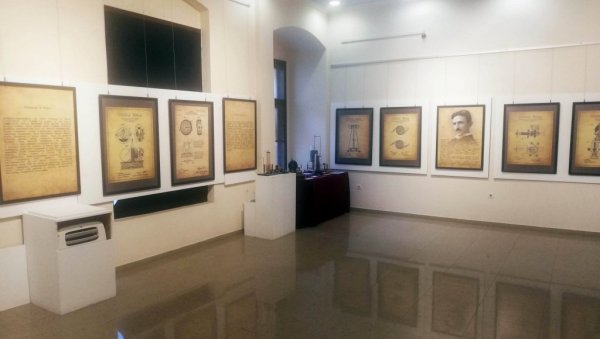 ГЕНИЈЕ ОЧИМА СЛИКАРА: Изложбом наших познатих уметника Сомборци славе рођендан Николе Тесле ГЕНИЈЕ ОЧИМА СЛИКАРА: Изложбом наших познатих уметника Сомборци славе рођендан Николе Тесле