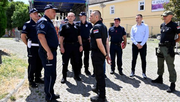 УЖИВАЈТЕ, АЛИ БЕЗ ДРОГЕ! Александар Вулин обишао јуче, пред почетак Егзита, новосадску тврђаву и поручио посетиоцима УЖИВАЈТЕ, АЛИ БЕЗ ДРОГЕ! Александар Вулин обишао јуче, пред почетак Егзита, новосадску тврђаву и поручио посетиоцима