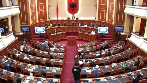 HAOS U ALBANSKOJ SKUPŠTINI: Opozicija prevrnula stolice i aktivirala dimnu napravu HAOS U ALBANSKOJ SKUPŠTINI: Opozicija prevrnula stolice i aktivirala dimnu napravu