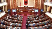 ХАОС У АЛБАНСКОЈ СКУПШТИНИ: Опозиција преврнула столице и активирала димну направу ХАОС У АЛБАНСКОЈ СКУПШТИНИ: Опозиција преврнула столице и активирала димну направу