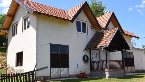 ВАТРОГАСАЦ ИЗ УЖИЦА ГАСИО ПОЖАР СОПСТВЕНЕ КУЋЕ: Захваљујући посвећеном раду министра Вулина седмочлана породица добила нови дом ВАТРОГАСАЦ ИЗ УЖИЦА ГАСИО ПОЖАР СОПСТВЕНЕ КУЋЕ: Захваљујући посвећеном раду министра Вулина седмочлана породица добила нови дом