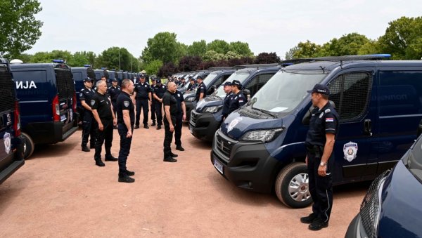 У 27 ПОЛИЦИЈСКИХ УПРАВА СТИГЛО 70 ВОЗИЛА: Министар Вулин на Макишу уручио кључеве (ФОТО) У 27 ПОЛИЦИЈСКИХ УПРАВА СТИГЛО 70 ВОЗИЛА: Министар Вулин на Макишу уручио кључеве (ФОТО)