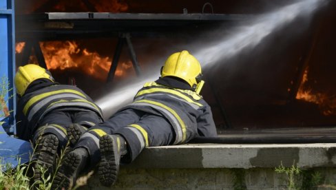 GORELA PORODIČNA KUĆA U SMEDEREVU: Vatrogasci od buktinje spasli dete (FOTO)