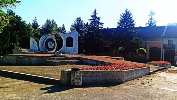 ЗА МЕТЛЕ НИСУ ИМАЛИ ДОЗВОЛЕ, ЗА ЦВЕЋЕ ИМАЈУ: Мештане Баваништа код Ковина нису уплашиле пријаве које су зарадили због уређења села ЗА МЕТЛЕ НИСУ ИМАЛИ ДОЗВОЛЕ, ЗА ЦВЕЋЕ ИМАЈУ: Мештане Баваништа код Ковина нису уплашиле пријаве које су зарадили због уређења села