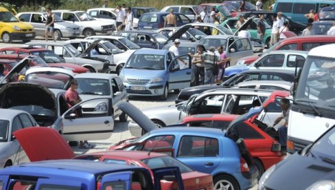 URNEBESAN OGLAS ZA AUTO: Možete pogledati i ženu