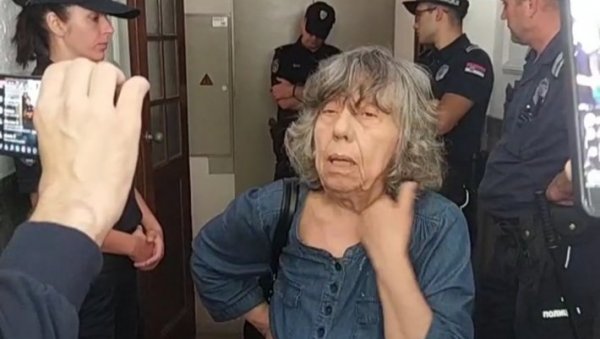 СЛИКАРКА НА УЛИЦИ: Из стана у Цвијићевој улици 79 принудно избачена Драгана Милисављевић СЛИКАРКА НА УЛИЦИ: Из стана у Цвијићевој улици 79 принудно избачена Драгана Милисављевић