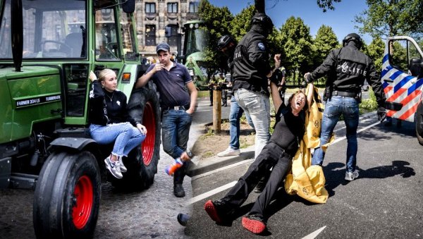 ХОЛАНДСКА ПОЛИЦИЈА ПУЦАЛА НА ФАРМЕРЕ: Бојевом муницијом гађали дечака који је трактором пробио блокаду (ВИДЕО) ХОЛАНДСКА ПОЛИЦИЈА ПУЦАЛА НА ФАРМЕРЕ: Бојевом муницијом гађали дечака који је трактором пробио блокаду (ВИДЕО)