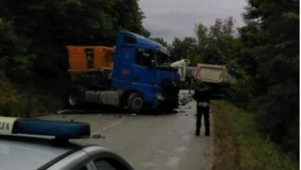 ПОГИНУО ВОЗАЧ ШЛЕПЕРА: Тешка саобраћајна несрећа код Лознице (ФОТО) ПОГИНУО ВОЗАЧ ШЛЕПЕРА: Тешка саобраћајна несрећа код Лознице (ФОТО)