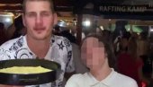 НЕ, НЕ НИКОЛА! Јокић покушао да глуми конобара, није се славно завршило (ВИДЕО) НЕ, НЕ НИКОЛА! Јокић покушао да глуми конобара, није се славно завршило (ВИДЕО)