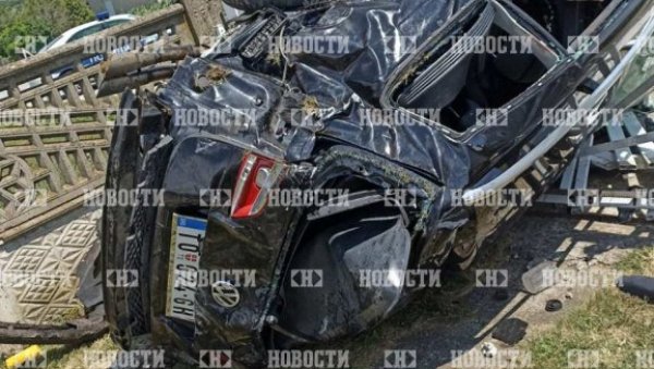 ФОТОГРАФИЈЕ СА МЕСТА НЕСРЕЋЕ КОД ТОПОЛЕ: Погинули младићи имали 23 и 28 година (ФОТО) ФОТОГРАФИЈЕ СА МЕСТА НЕСРЕЋЕ КОД ТОПОЛЕ: Погинули младићи имали 23 и 28 година (ФОТО)