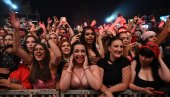 ŠOU NA EGZITU! Kad Novak Đoković bane na festival jer na Vimbldonu pada kiša (FOTO)