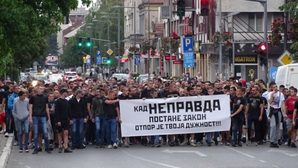 НАГРАЂЕН ЗА УБИСТВО ДАМЈАНА ДРАГОЈЛОВИЋА? Протест у Ваљеву, грађани огорчени смањењем казне убици на 11 година НАГРАЂЕН ЗА УБИСТВО ДАМЈАНА ДРАГОЈЛОВИЋА? Протест у Ваљеву, грађани огорчени смањењем казне убици на 11 година