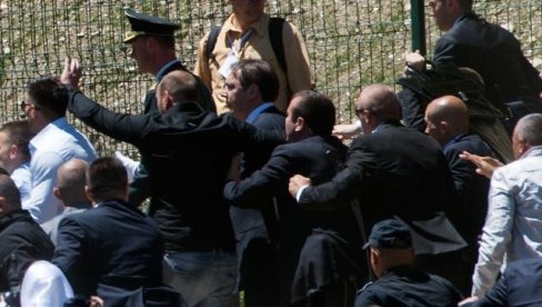 VUČIĆ PODSETIO NA SKANDAL U POTOČARIMA: Otišao sam 2015. da se poklonim žrtvama i položim venac, a gotovo da sam bio linčovan VUČIĆ PODSETIO NA SKANDAL U POTOČARIMA: Otišao sam 2015. da se poklonim žrtvama i položim venac, a gotovo da sam bio linčovan