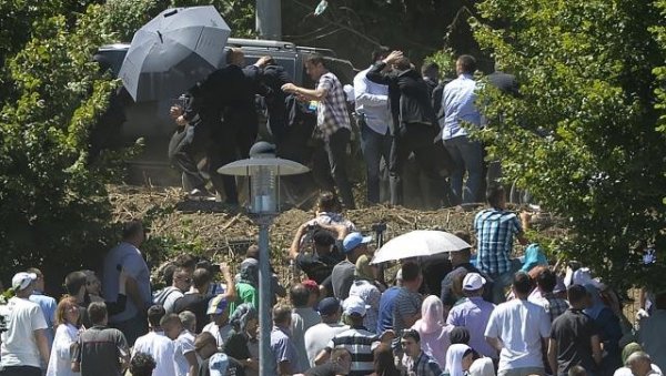 СЕДАМ ГОДИНА ЋУТАЊА: Нико није крив за покушај убиства Александра Вучића у Сребреници - за злочине над Србима се не одговара! (ФОТО/ВИДЕО) СЕДАМ ГОДИНА ЋУТАЊА: Нико није крив за покушај убиства Александра Вучића у Сребреници - за злочине над Србима се не одговара! (ФОТО/ВИДЕО)
