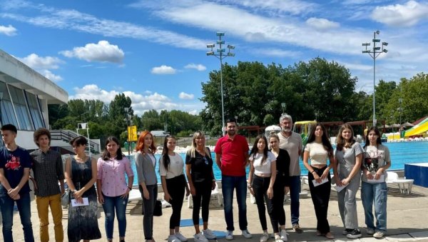 БЕСПЛАТАН БАЗЕН ЗА ЂАКЕ ГЕНЕРАЦИЈЕ: Поклон најбољим ученицима из Обреновца БЕСПЛАТАН БАЗЕН ЗА ЂАКЕ ГЕНЕРАЦИЈЕ: Поклон најбољим ученицима из Обреновца