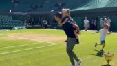 NIKAD VIĐENI SNIMCI: Šta je Nole uradio sa decom nakon što su svi napustili centralni teren na Vimbldonu - vrednije od trofeja (VIDEO)