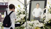 ЈАПАН СЕ ОПРАШТА ОД АБЕА: Бело цвеће под сликом убијеног премијера (ФОТО) ЈАПАН СЕ ОПРАШТА ОД АБЕА: Бело цвеће под сликом убијеног премијера (ФОТО)