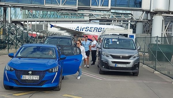 СТИГАО ЈЕ! Новак Ђоковић допутовао у Београд после освајања Вимблдона (ФОТО/ВИДЕО) СТИГАО ЈЕ! Новак Ђоковић допутовао у Београд после освајања Вимблдона (ФОТО/ВИДЕО)