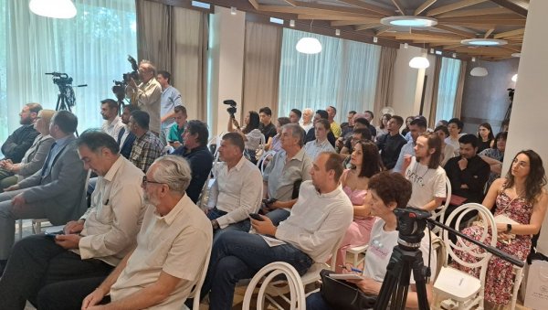 СРПСКИ ИЗ НИКШИЋА ОСВАЈА СВЕТ: Друга летња школа – уче Полазници из Немачке, Русије, САД, Велике Британије, КОлумбијеАустралије... СРПСКИ ИЗ НИКШИЋА ОСВАЈА СВЕТ: Друга летња школа – уче Полазници из Немачке, Русије, САД, Велике Британије, КОлумбијеАустралије...