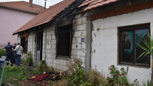 ДРАМА У КУЋИ У ДОБАНОВЦИМА: Полиција дошла да спасе мушкарца из пожара - у том моменту експлодирала плинска боца (ФОТО) ДРАМА У КУЋИ У ДОБАНОВЦИМА: Полиција дошла да спасе мушкарца из пожара - у том моменту експлодирала плинска боца (ФОТО)