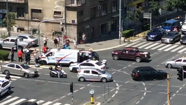 САОБРАЋАЈНА НЕСРЕЋА У ЦЕНТРУ БЕОГРАДА: У судару хитне помоћи и аута повређене две медицинске сестре САОБРАЋАЈНА НЕСРЕЋА У ЦЕНТРУ БЕОГРАДА: У судару хитне помоћи и аута повређене две медицинске сестре