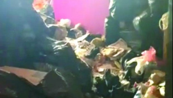 ИЗ ДЕПОНИЈЕ У СТАНУ ВРВЕ МИШЕВИ И БУБЕ Муке станара у Зориној улици због неразумног комшије: Смрад урина несносан ИЗ ДЕПОНИЈЕ У СТАНУ ВРВЕ МИШЕВИ И БУБЕ Муке станара у Зориној улици због неразумног комшије: Смрад урина несносан