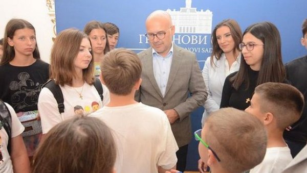 ДЕЦА ИЗ РЕГИОНА ГОСТИ НОВОГ САДА Вучевић: Желим вам пријатан боравак у нашем граду! ДЕЦА ИЗ РЕГИОНА ГОСТИ НОВОГ САДА Вучевић: Желим вам пријатан боравак у нашем граду!