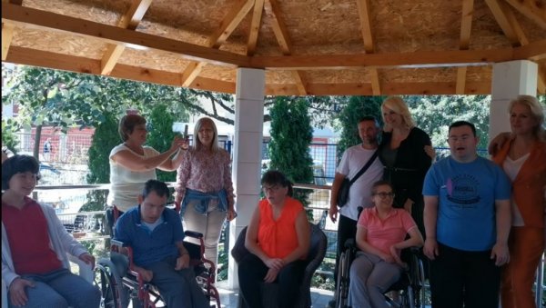 КВАНТНА СОБА СПАС ЗА МНОГЕ: У Центру за особе са инвалидитетом у Крушевцу иновативна подршка терапији деце и одраслих КВАНТНА СОБА СПАС ЗА МНОГЕ: У Центру за особе са инвалидитетом у Крушевцу иновативна подршка терапији деце и одраслих