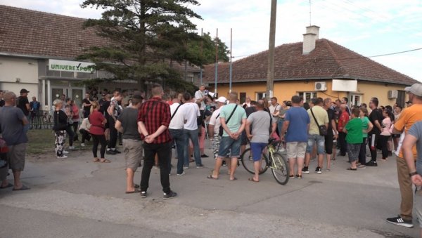 ЗБОГ МИГРАНАТА У СТРАХУ И ДАЊУ И НОЋУ: Протест у суботичком насељу Макова седмица ЗБОГ МИГРАНАТА У СТРАХУ И ДАЊУ И НОЋУ: Протест у суботичком насељу Макова седмица