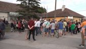 ЗБОГ МИГРАНАТА У СТРАХУ И ДАЊУ И НОЋУ: Протест у суботичком насељу Макова седмица ЗБОГ МИГРАНАТА У СТРАХУ И ДАЊУ И НОЋУ: Протест у суботичком насељу Макова седмица