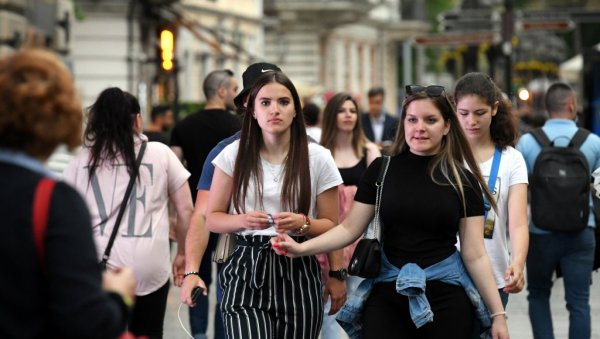 ДИЛЕМЕ ОКО ПОРОДИЧНЕ ПЕНЗИЈЕ: Да ли студент губи право на њу ако пређе на приватни факултет?