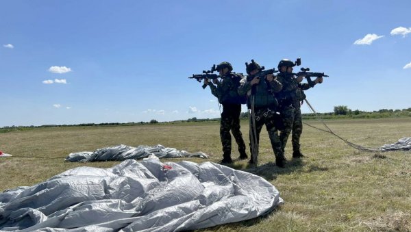ВУЛИН ПРИСУСТВОВАО ОБУЦИ У ЛИСИЧЈЕМ ЈАРКУ: САЈ ускоро добија најсавременију падобранску опрему ВУЛИН ПРИСУСТВОВАО ОБУЦИ У ЛИСИЧЈЕМ ЈАРКУ: САЈ ускоро добија најсавременију падобранску опрему
