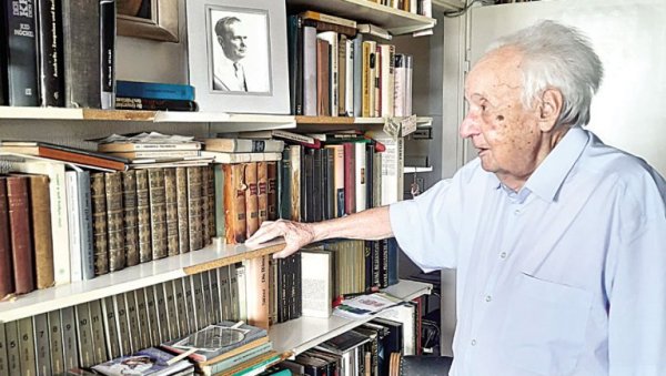 ТИТОВУ СЛИКУ И ДАНАС ЧУВА У ДНЕВНОЈ СОБИ: Иван Ивањи (93), писац и преводилац, пензионерске дане проводи уз књигу и компјутер ТИТОВУ СЛИКУ И ДАНАС ЧУВА У ДНЕВНОЈ СОБИ: Иван Ивањи (93), писац и преводилац, пензионерске дане проводи уз књигу и компјутер