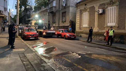 HAVARIJA U CENTRU ZRENJANINA: Pukla cev, progutala asfalt na kolovozu HAVARIJA U CENTRU ZRENJANINA: Pukla cev, progutala asfalt na kolovozu