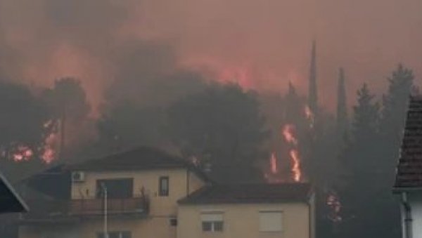 ИЗГОРЕЛО ВИШЕ ОД 20 КУЋА: Пожар код Шибеника се проширио на брдо поред Затона, људи у паници излазе на улице ИЗГОРЕЛО ВИШЕ ОД 20 КУЋА: Пожар код Шибеника се проширио на брдо поред Затона, људи у паници излазе на улице