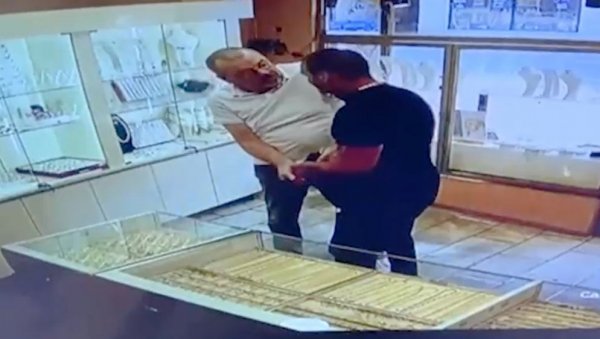 ВЛАСНИК ЗЛАТАРЕ ОДУЗЕО ЛАЖНИ ПИШТОЉ: Пљачкаш ухапшен ВЛАСНИК ЗЛАТАРЕ ОДУЗЕО ЛАЖНИ ПИШТОЉ: Пљачкаш ухапшен
