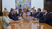 ЗАВШЕНЕ КОНСУЛТАЦИЈЕ НА АНДРИЋЕВОМ ВЕНЦУ: Вучић разговарао са листама мањина (ФОТО) ЗАВШЕНЕ КОНСУЛТАЦИЈЕ НА АНДРИЋЕВОМ ВЕНЦУ: Вучић разговарао са листама мањина (ФОТО)