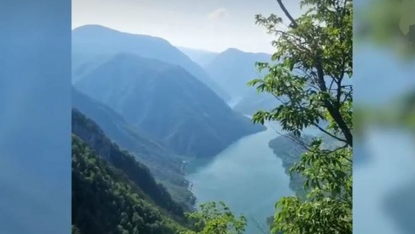 ОВДЕ ЈЕ СТРАДАО ВЛАДИМИР: Изгубио је равнотежу и пао у провалију дубоку неколико стотина метара (ВИДЕО) ОВДЕ ЈЕ СТРАДАО ВЛАДИМИР: Изгубио је равнотежу и пао у провалију дубоку неколико стотина метара (ВИДЕО)