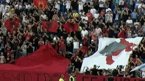 ЗБОГ ТРАНСПАРЕНТА НАПУСТИО КЛУБ: Фудбалеру се згадила провокација Албанаца у Приштини ЗБОГ ТРАНСПАРЕНТА НАПУСТИО КЛУБ: Фудбалеру се згадила провокација Албанаца у Приштини