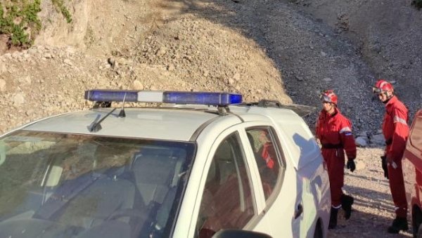 ВАТРОГАСЦИ САТИМА БИЛИ НА ТЕРЕНУ: Извучено тело Владимира који је пао у провалију на Тари (ФОТО) ВАТРОГАСЦИ САТИМА БИЛИ НА ТЕРЕНУ: Извучено тело Владимира који је пао у провалију на Тари (ФОТО)