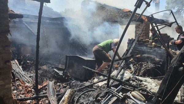 ФОТОГРАФИЈЕ ПОЖАРА У СУБОТИЦИ: До темеља изгореле помоћне просторије (ФОТО) ФОТОГРАФИЈЕ ПОЖАРА У СУБОТИЦИ: До темеља изгореле помоћне просторије (ФОТО)