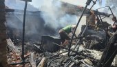 FOTOGRAFIJE POŽARA U SUBOTICI: Do temelja izgorele pomoćne prostorije (FOTO) FOTOGRAFIJE POŽARA U SUBOTICI: Do temelja izgorele pomoćne prostorije (FOTO)